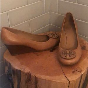 Brown leather Tory Burch wedge with leather emblem